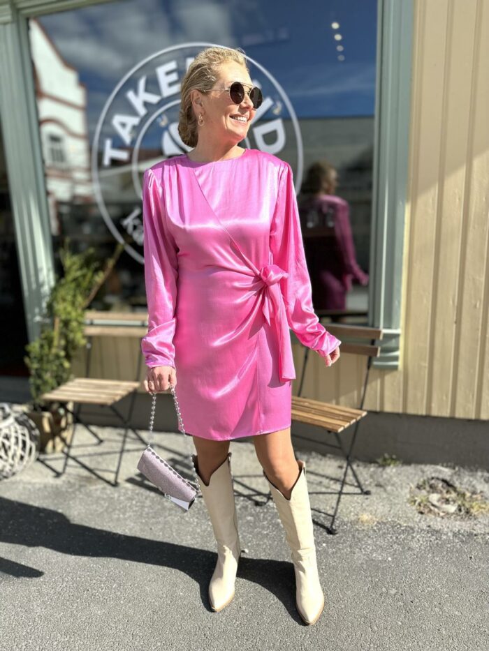 En kvinne i rosa kjole
